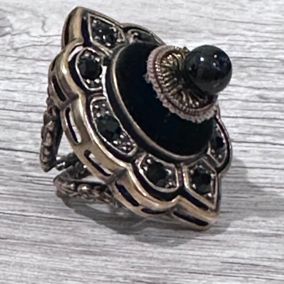 Gucci Gold Black Crystals, Velvet and Resin Cushion Cocktail Ring - Picture 3 of 6